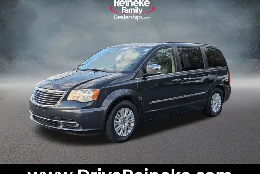 2013 Chrysler Town & Country photo 1