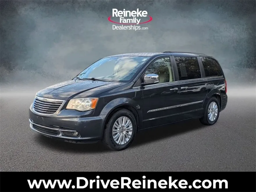 2013 Chrysler Town & Country photo 1