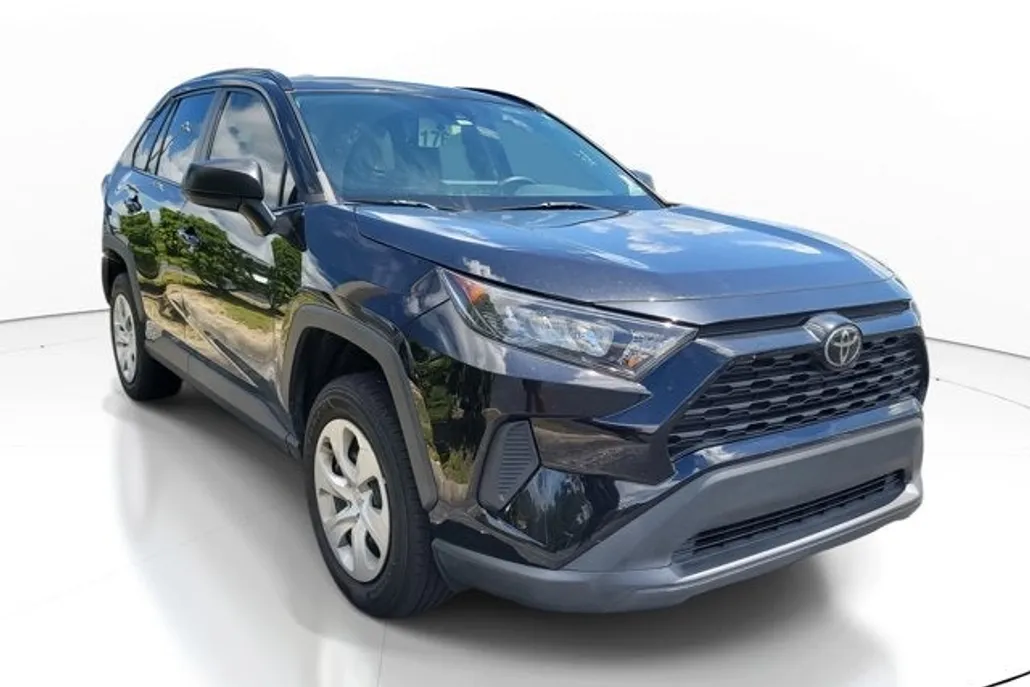 2020 Toyota RAV4 LE photo 1