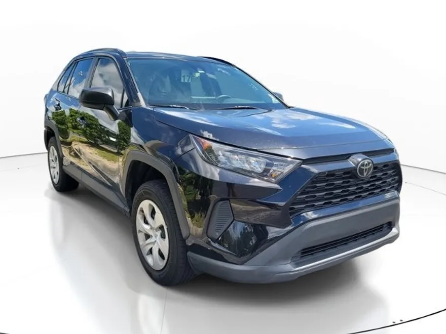 2020 Toyota RAV4 LE photo 1