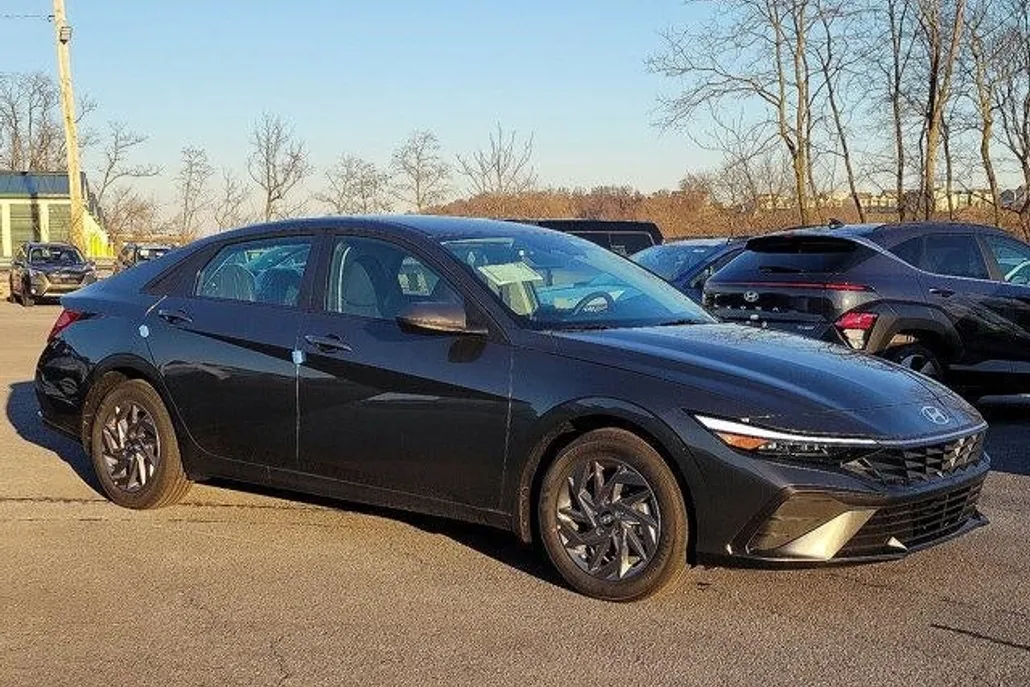 2025 Hyundai Elantra SEL Sport photo 1
