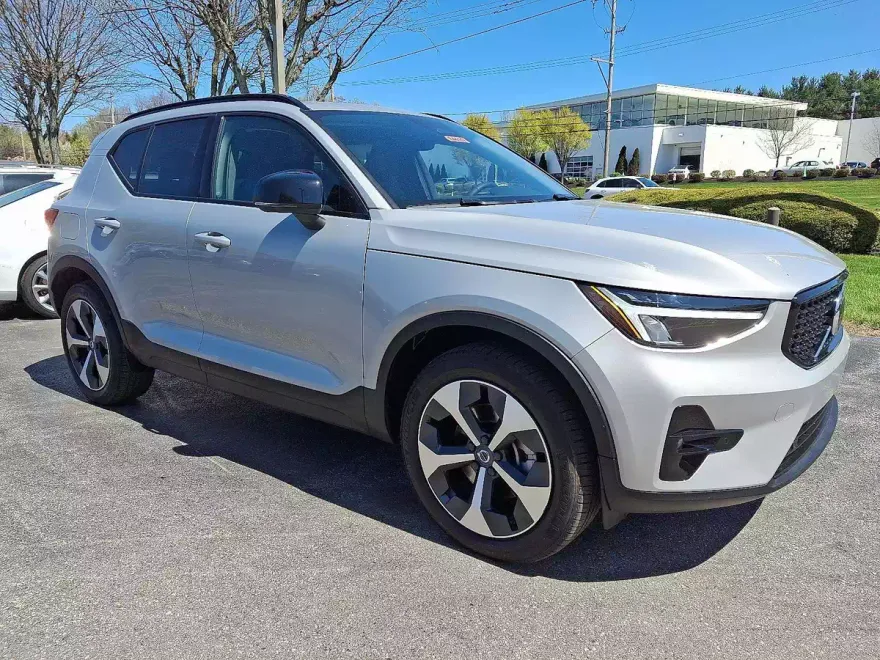 2023 Volvo XC40 AWD Plus photo 1