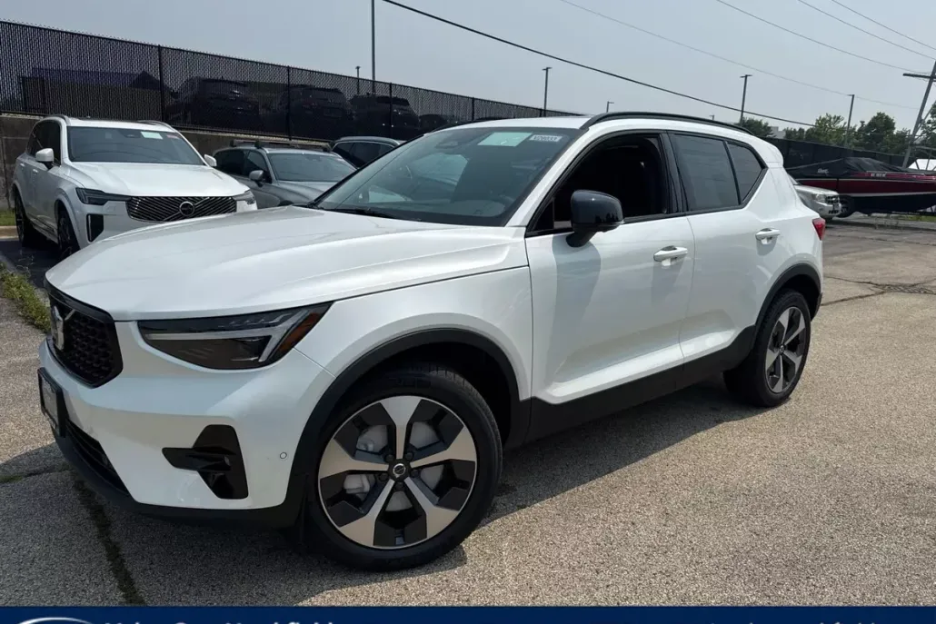 2026 Volvo XC40 Plus photo 1
