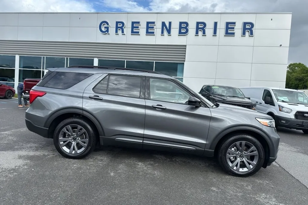 2023 Ford Explorer XLT photo 1