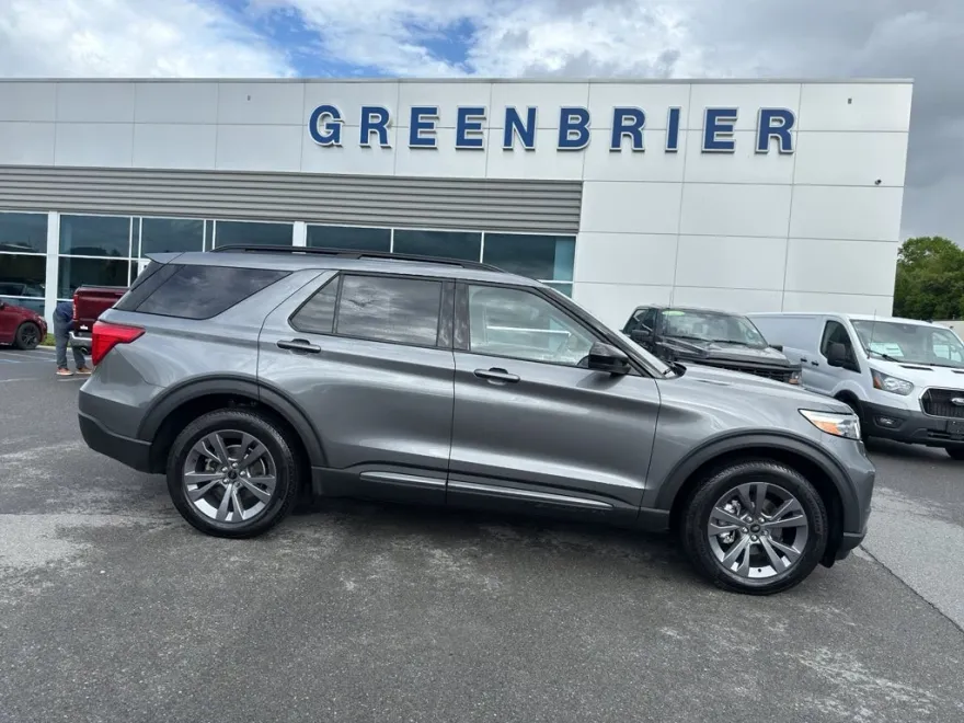 2023 Ford Explorer XLT photo 1