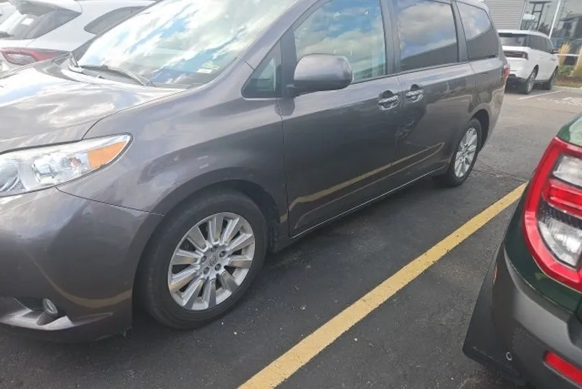 2015 Toyota Sienna XLE photo 1
