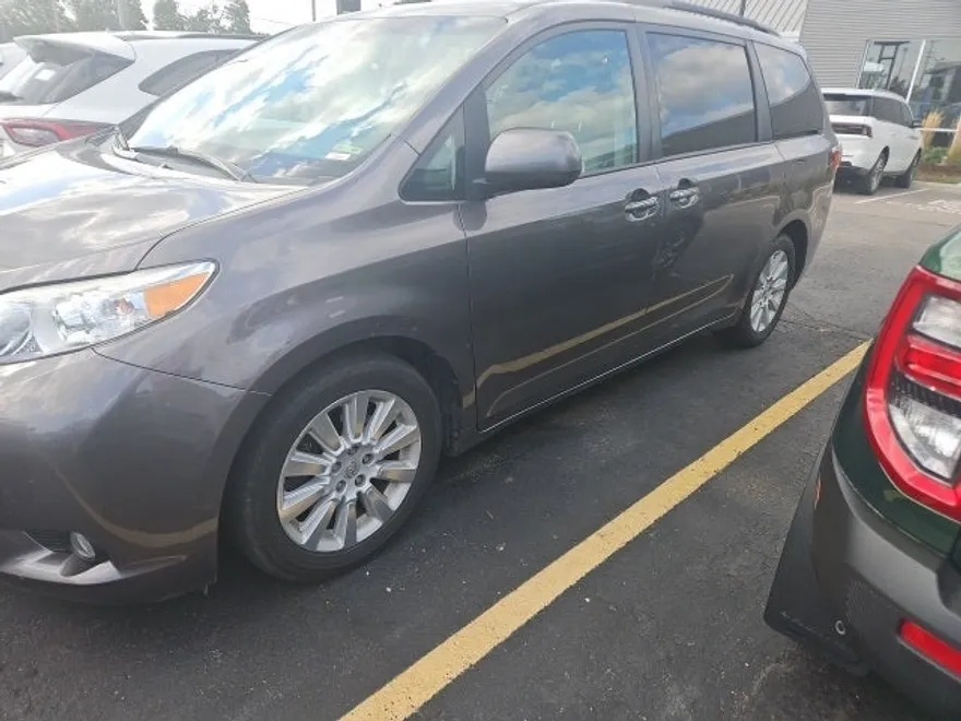 2015 Toyota Sienna XLE photo 1
