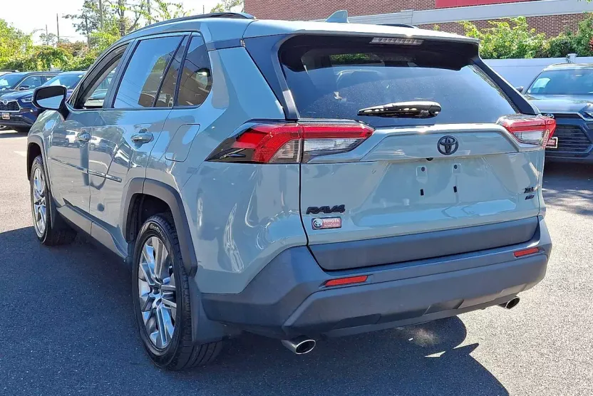 2021 Toyota RAV4 XLE Premium photo 1