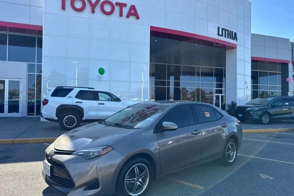 2019 Toyota Corolla LE photo 1