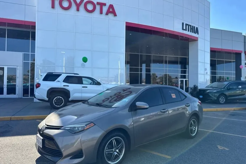 2019 Toyota Corolla LE photo 1