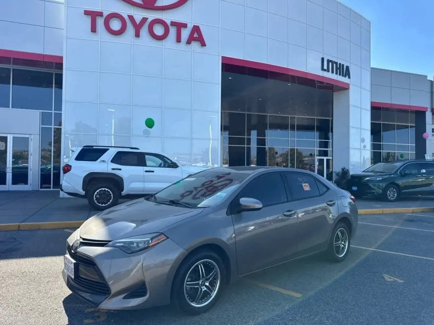 2019 Toyota Corolla LE photo 1