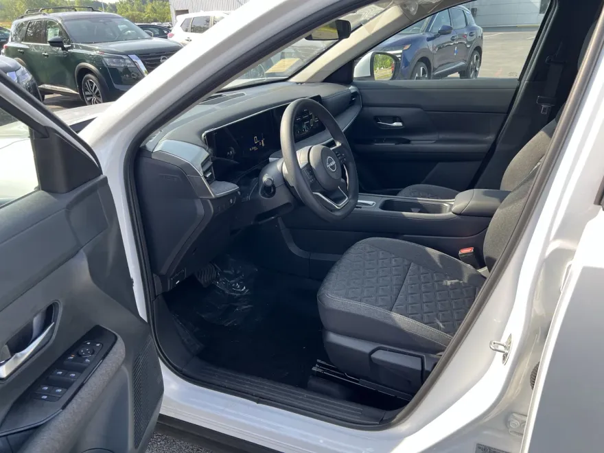 2025 Nissan Kicks SV photo 1