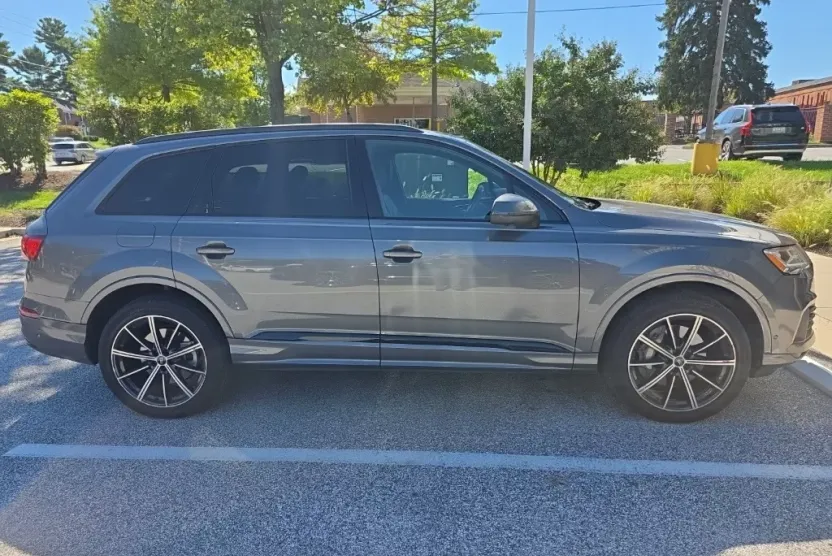 2021 Audi Q7 55 Premium Plus photo 1