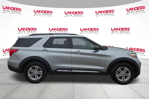2023 Ford Explorer XLT photo 1