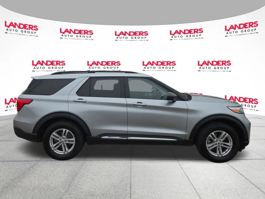 2023 Ford Explorer XLT photo 1
