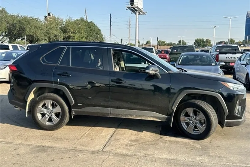 2022 Toyota RAV4 Hybrid XLE photo 1