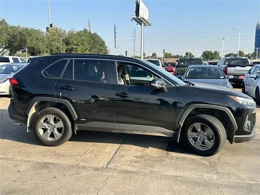 2022 Toyota RAV4 Hybrid XLE photo 1