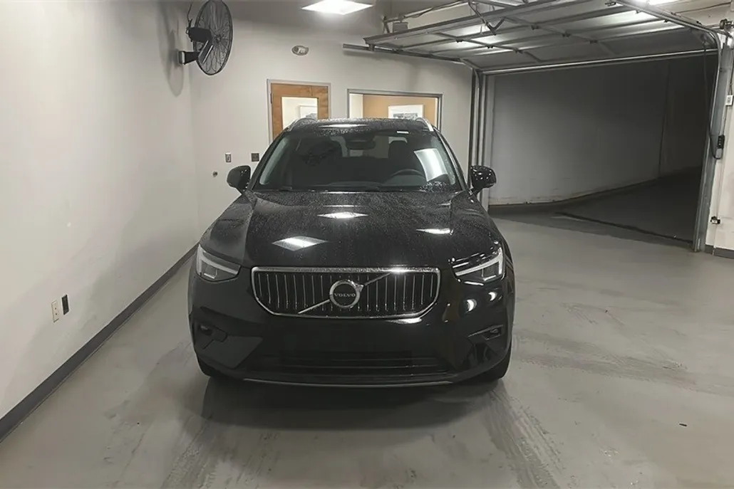 2025 Volvo XC40 Plus photo 1
