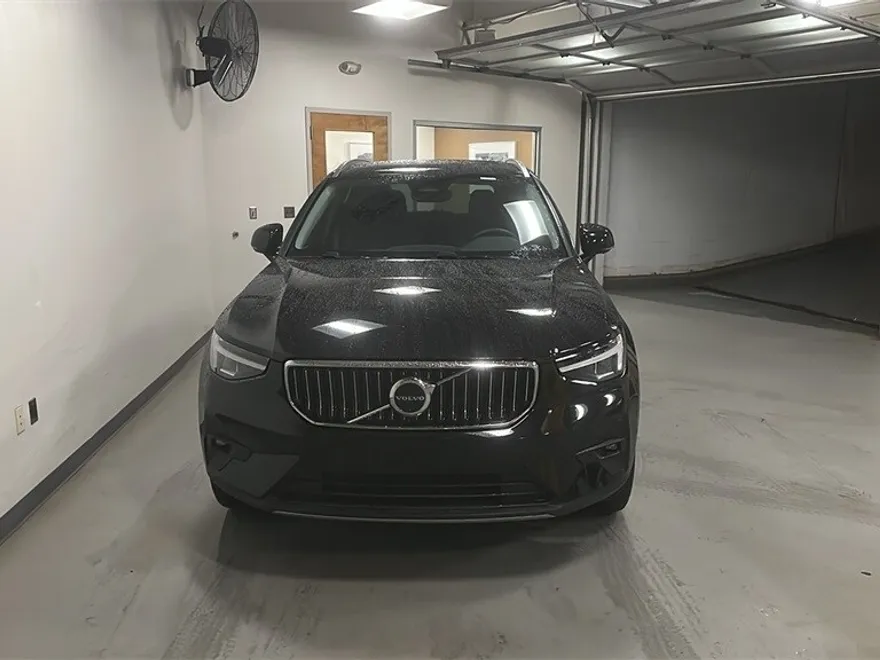 2025 Volvo XC40 Plus photo 1