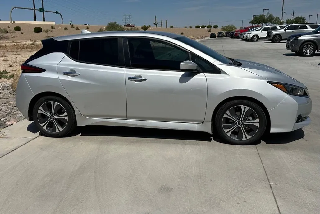 2022 Nissan Leaf SV photo 1