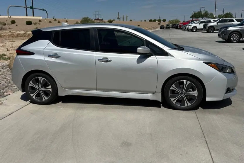 2022 Nissan Leaf SV photo 1