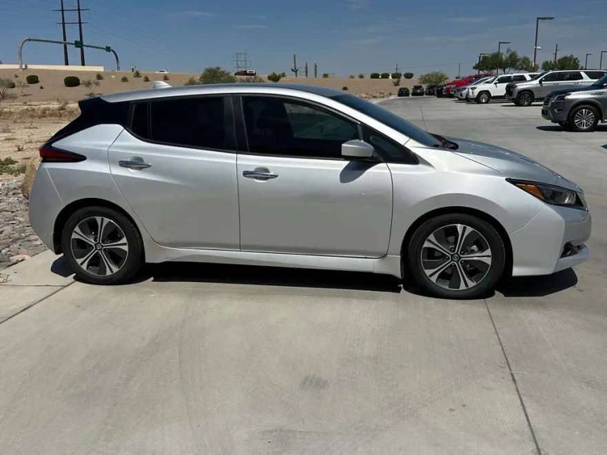 2022 Nissan Leaf SV photo 1