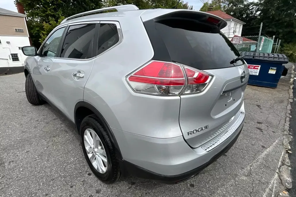 2014 Nissan Rogue SV photo 1