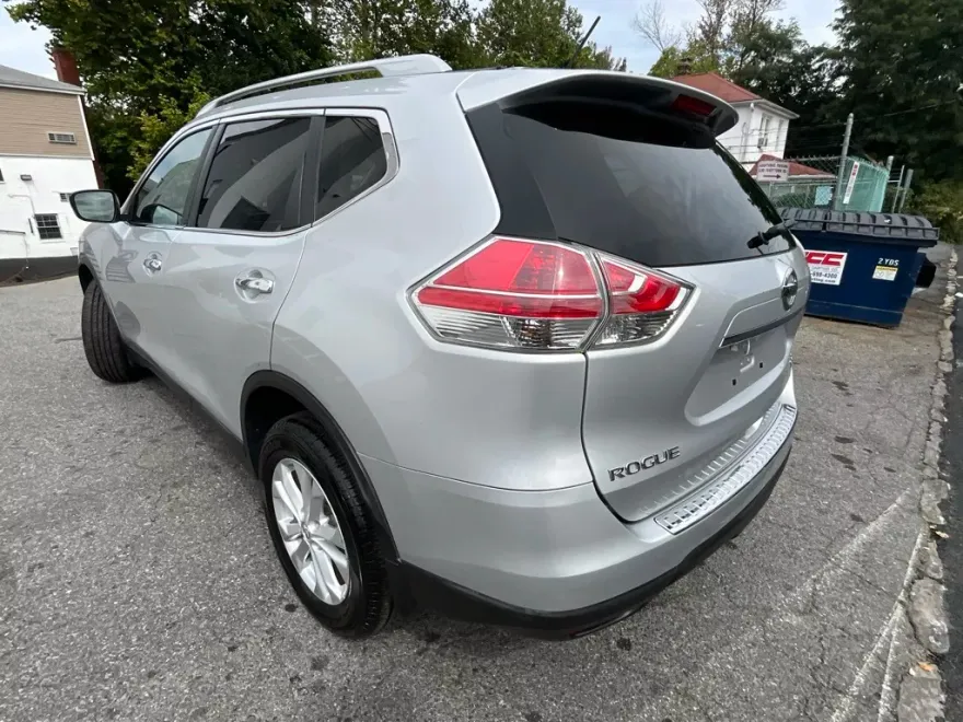 2014 Nissan Rogue SV photo 1