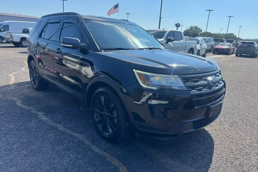 2019 Ford Explorer XLT photo 1