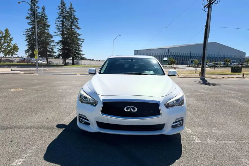 2015 Infiniti Q50 3.7 Premium photo 1