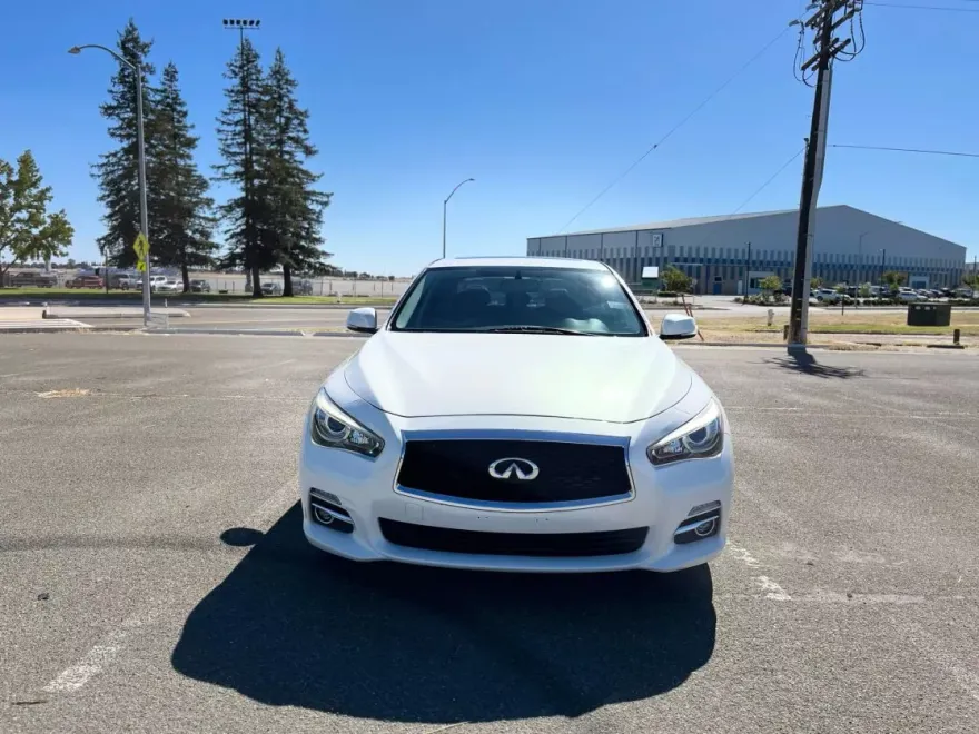 2015 Infiniti Q50 3.7 Premium photo 1