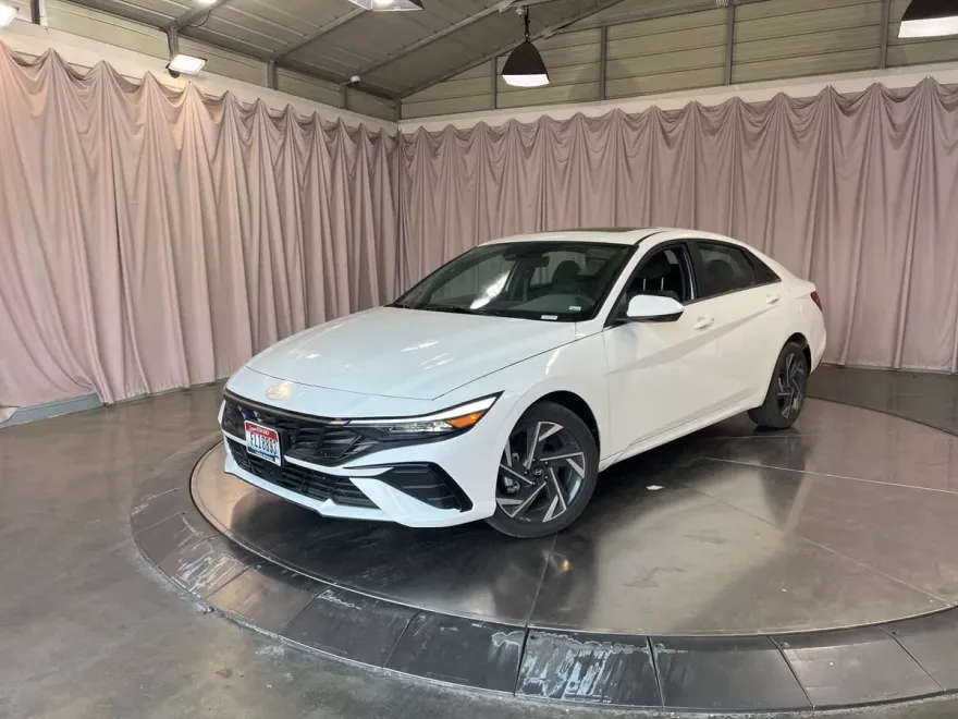 2025 Hyundai Elantra SEL Convenience photo 1