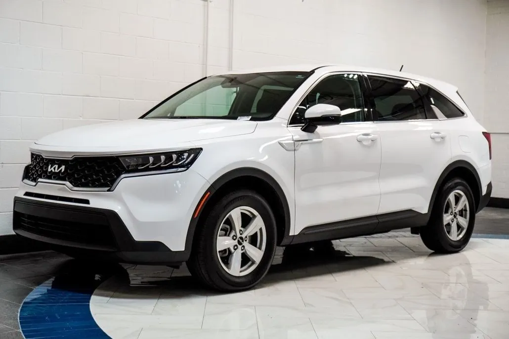 2023 Kia Sorento LX photo 1