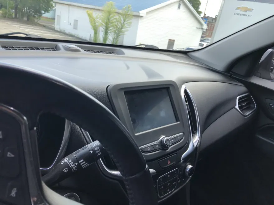 2021 Chevrolet Equinox LT photo 1