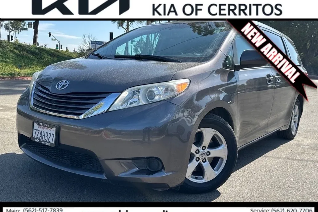2017 Toyota Sienna LE photo 1