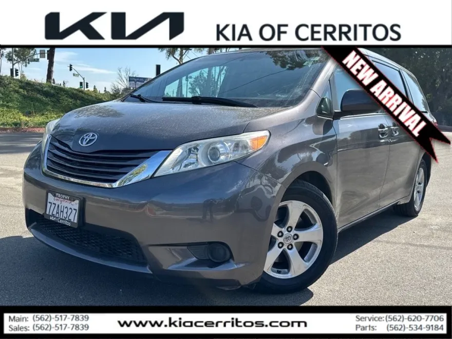 2017 Toyota Sienna LE photo 1