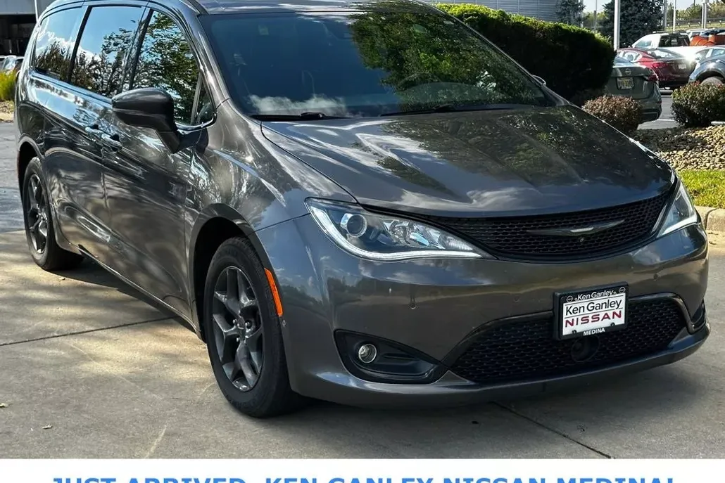 2018 Chrysler Pacifica Limited photo 1