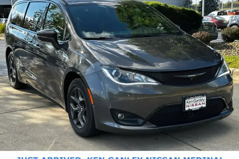 2018 Chrysler Pacifica Limited photo 1