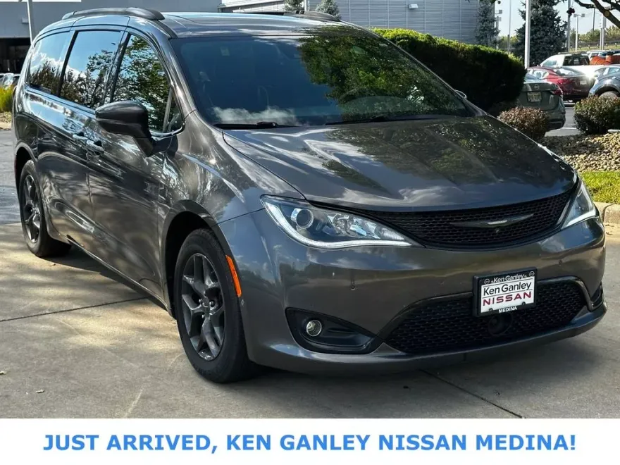2018 Chrysler Pacifica Limited photo 1