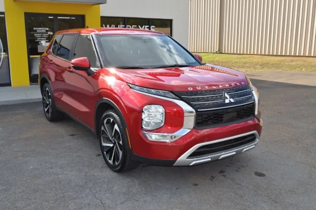 2023 Mitsubishi Outlander SE photo 1