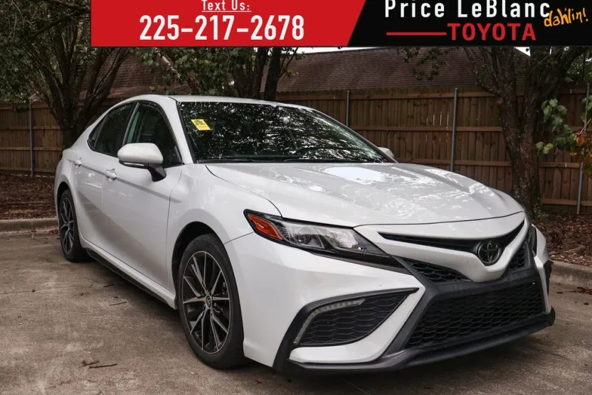 2022 Toyota Camry SE photo 1