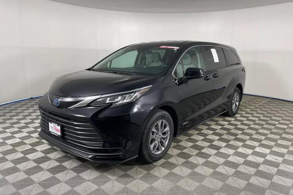 2021 Toyota Sienna LE photo 1