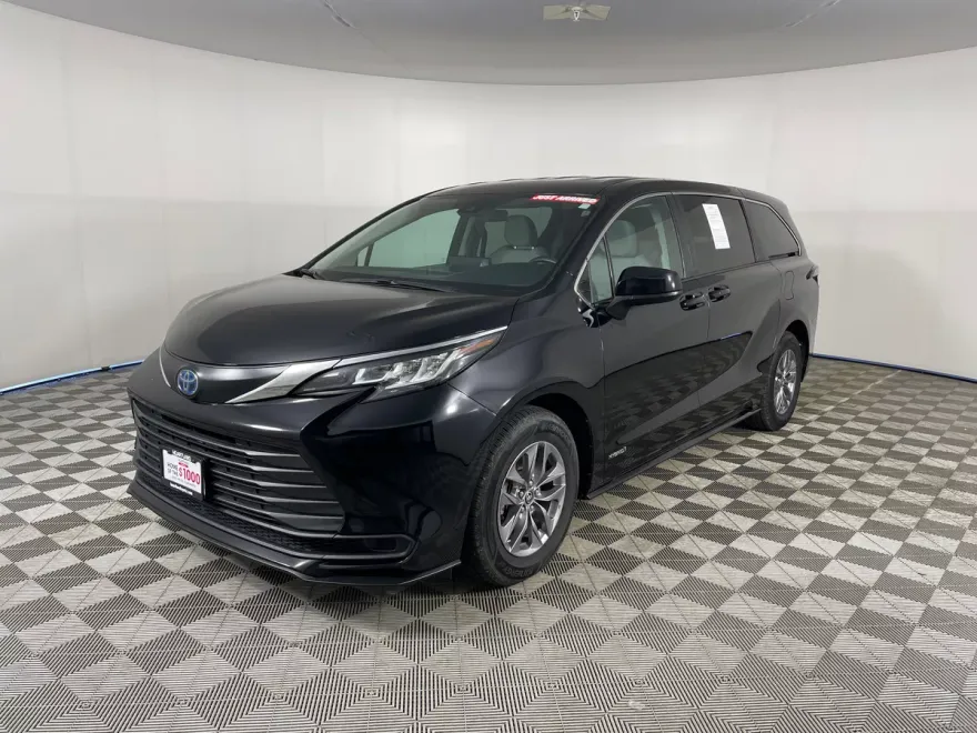2021 Toyota Sienna LE photo 1