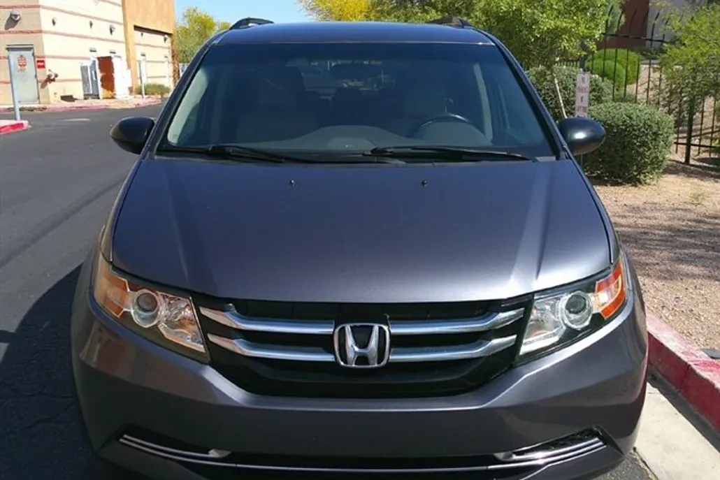 2016 Honda Odyssey LX photo 1