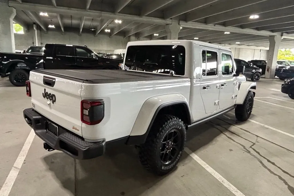2024 Jeep Gladiator photo 1