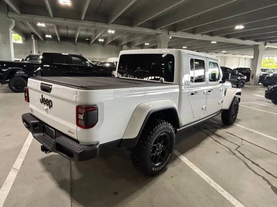 2024 Jeep Gladiator photo 1