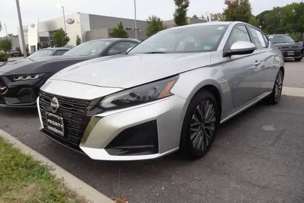 2023 Nissan Altima 2.5 SV photo 1