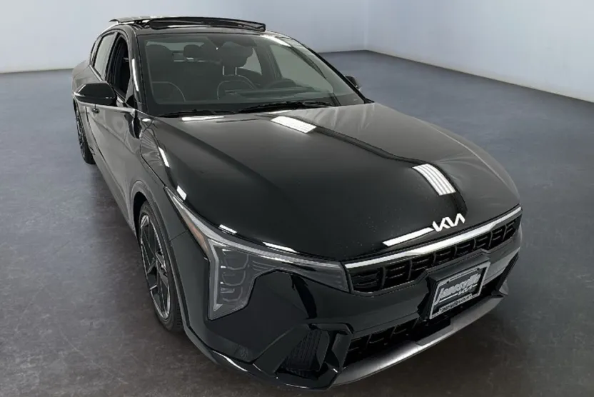 2025 Kia K4 GT-Line photo 1
