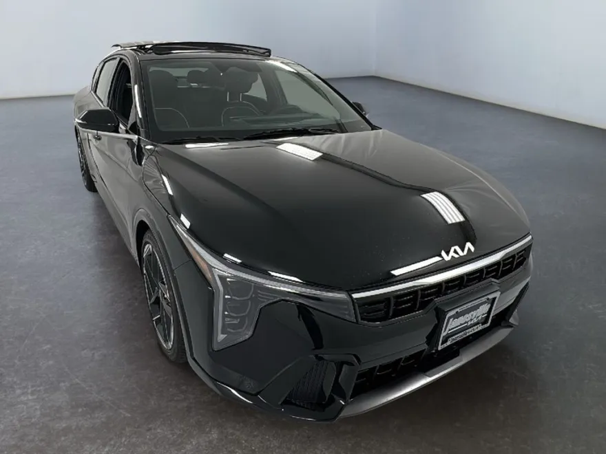 2025 Kia K4 GT-Line photo 1