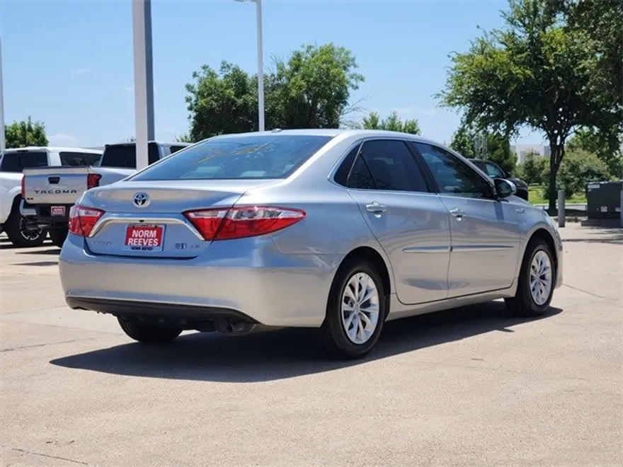 2017 Toyota Camry Hybrid LE photo 1